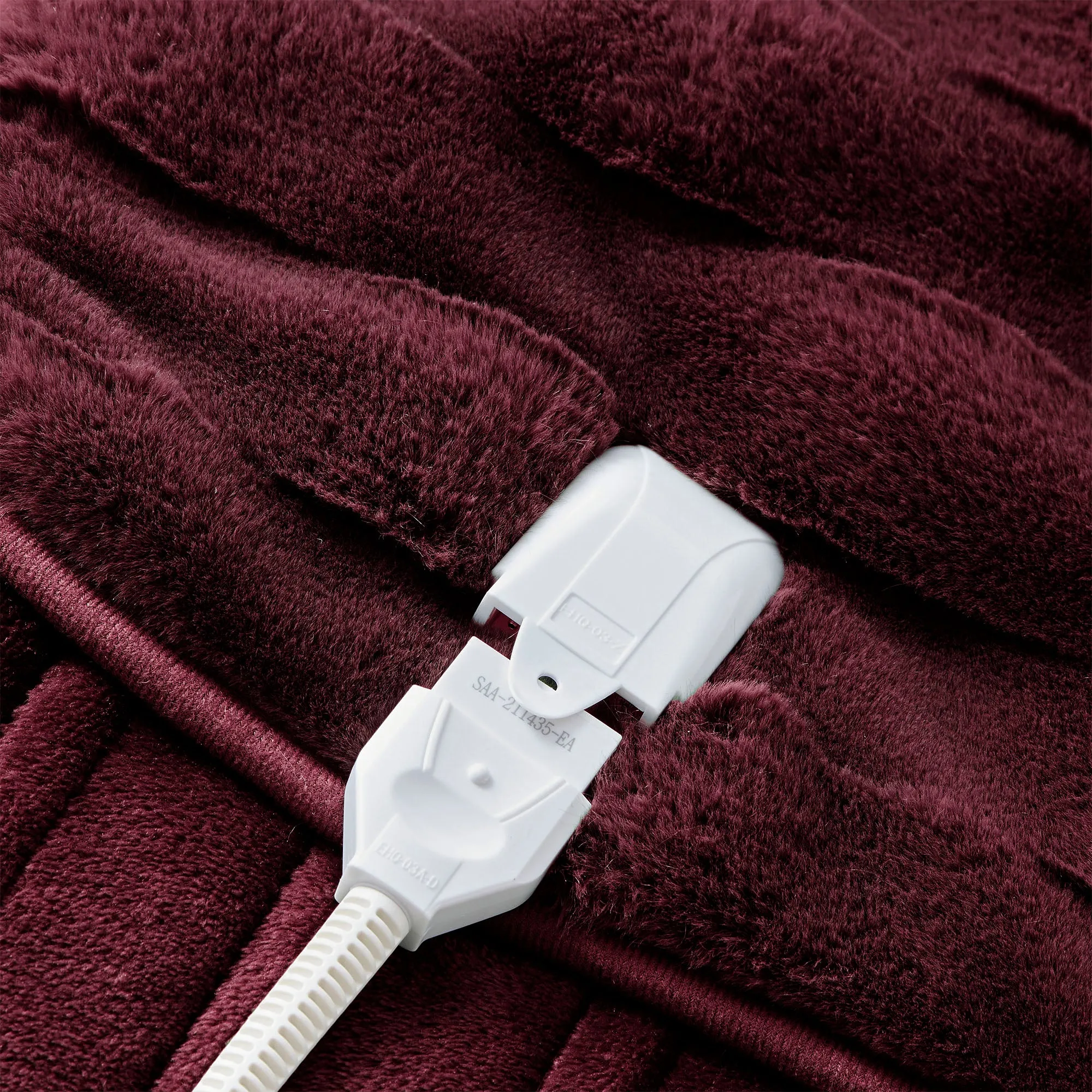 Basketweave Faux Fur Heated Throw Cherry